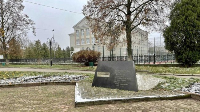 Декомунізація: у місті на Волині демонтували пам'ятний знак. ФОТО