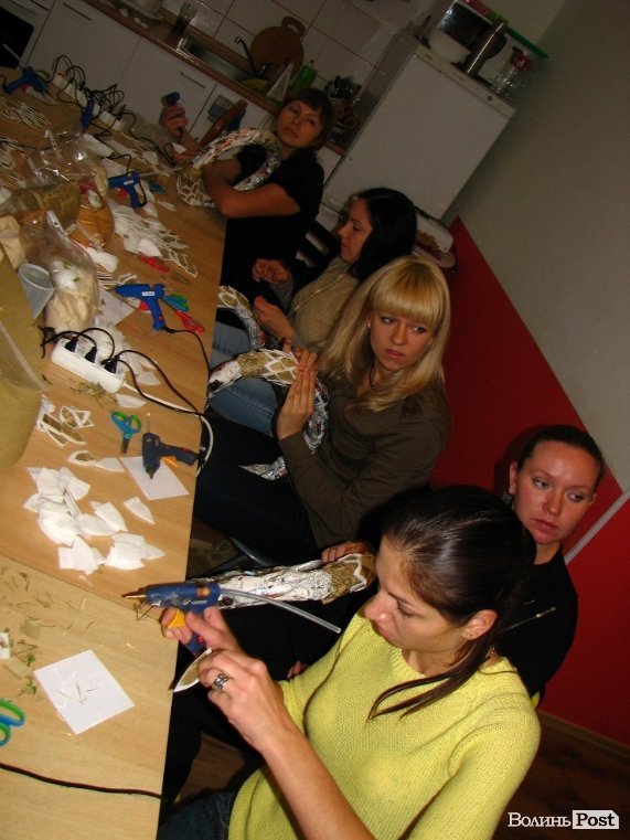 Луцькі мами вчились робити новорічні вінки. ФОТО