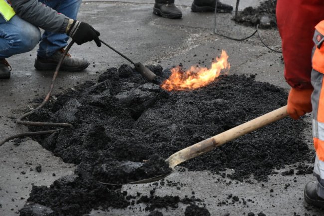 Розповіли, чому вулиці Луцька асфальтують під час морозів