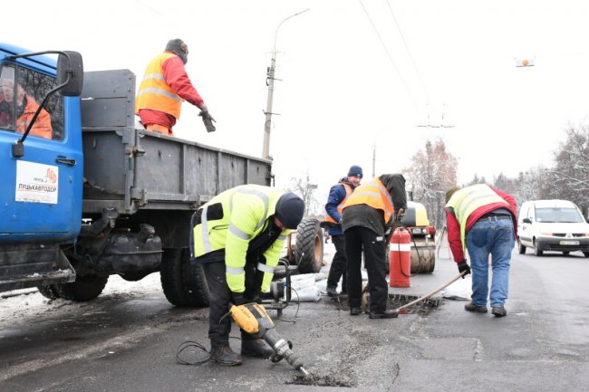 Розповіли, чому вулиці Луцька асфальтують під час морозів