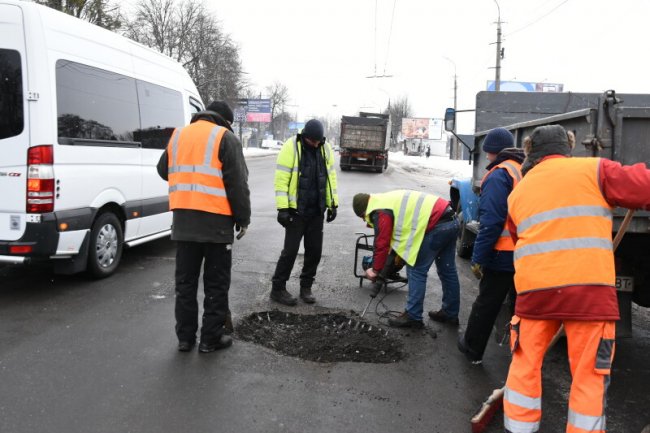 Розповіли, чому вулиці Луцька асфальтують під час морозів