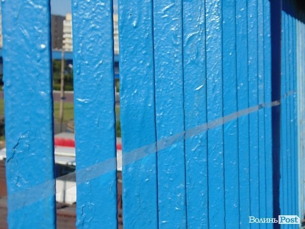 Перед акцією на середині перил розмістили стрічку для розділення жовтого та синього