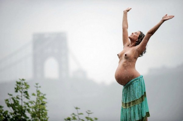 Фотопротест: жінки з голими грудьми на вулицях міста