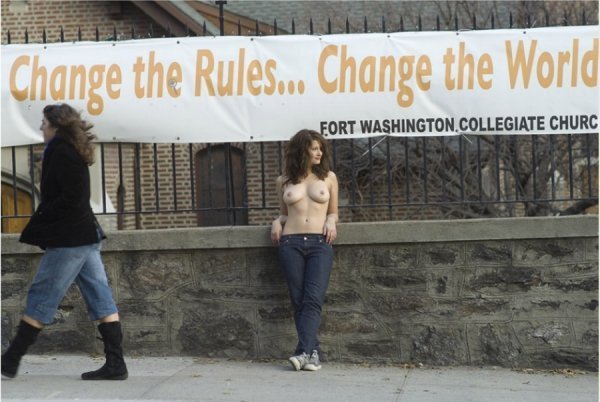 Фотопротест: жінки з голими грудьми на вулицях міста