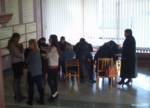 Працівники ОДА пишуть заяви