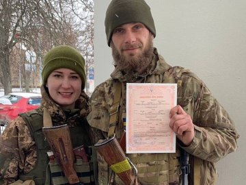 Познайомилися на війні з Росією: одружилися військовослужбовці ЗСУ