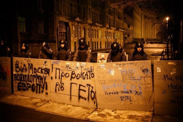 Ніч на Майдані в очікуванні штурму. ФОТО