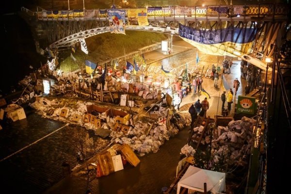 Ніч на Майдані в очікуванні штурму. ФОТО