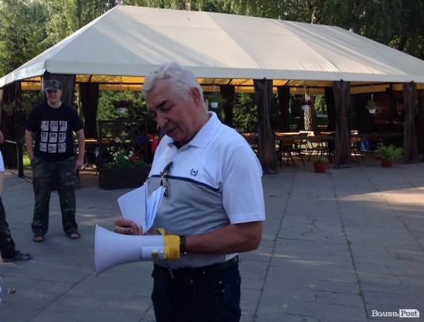 Півтисячі людей прийшли прибрати центральний парк від сміття. ФОТО