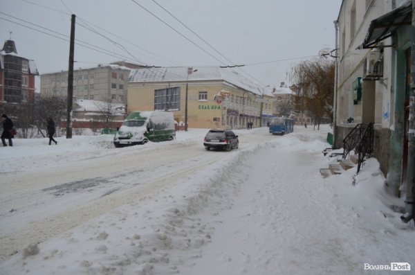 Як Луцьк замело снігом. ФОТО