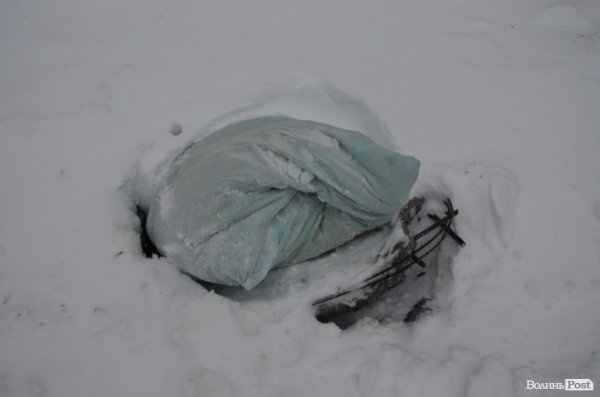 Каналізаційний люк закрили подушкою, бо хтось вкрав кришку