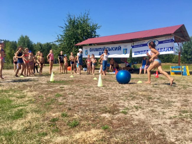 «Олімпійські» змагання та майстер-класи з плавання: як у волинських таборах відпочиває дітвора. ФОТО