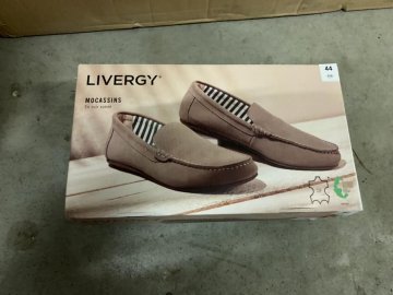 Через «Ягодин» намагались незаконно провезти партію чоловічого взуття. ФОТО