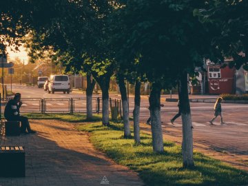 Курортне селище Волині у променях вечірнього сонця. ФОТО