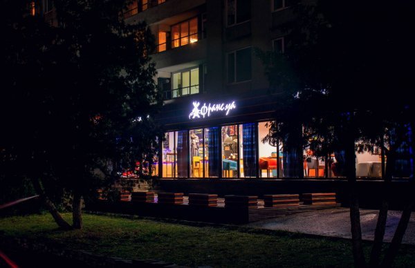 Показали вогні вечірнього волинського міста крізь об'єктив фотоапарата