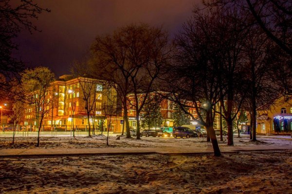 Показали вогні вечірнього волинського міста крізь об'єктив фотоапарата