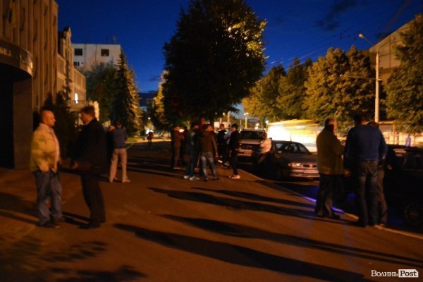 У Луцьку пікетували СБУ і вимагали зустрічі з губернатором. ФОТО. ВІДЕО