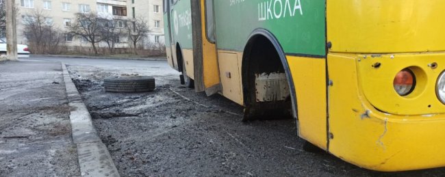 Аварія у Луцьку: в маршрутки відлетіло колесо. ФОТО