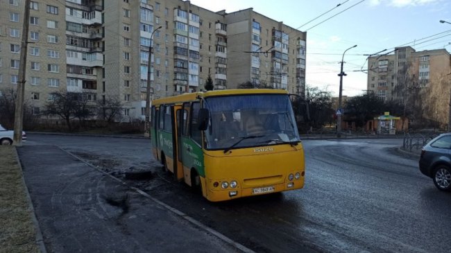 Аварія у Луцьку: в маршрутки відлетіло колесо. ФОТО