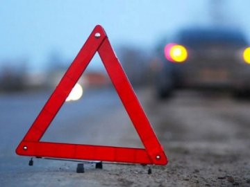 У Луцьку бус збив дівчину, вона у лікарні