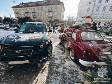 У Луцьку автомобіль наїхав на авто, яке встановлене як рекламна інсталяція