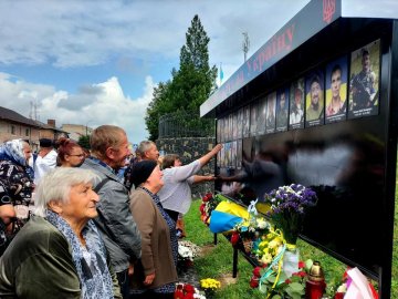 У місті на Волині відкрили стелу пам'яті про загиблих захисників. ФОТО