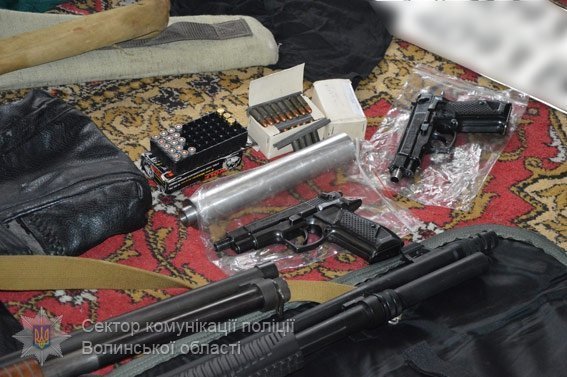 У луцькій багатоповерхівці вилучили цілий арсенал. ФОТО. ВІДЕО