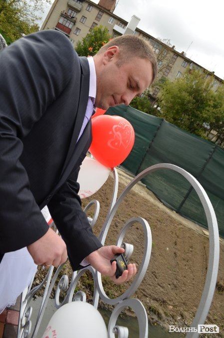 У Луцьку поряд з «Сіті-парком» відкрили Міст закоханих. ФОТО