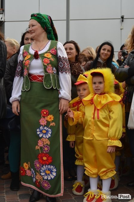 У Луцьку поряд з «Сіті-парком» відкрили Міст закоханих. ФОТО