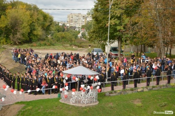 У Луцьку поряд з «Сіті-парком» відкрили Міст закоханих. ФОТО