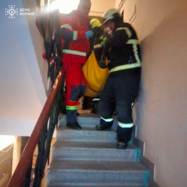 У Луцьку рятувальники допомогли жінці, яка опинилась у зачиненій квартирі