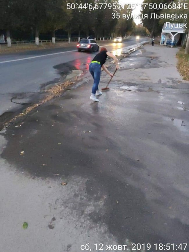 Лучанка зливала  на дорогу нечистоти. ФОТО