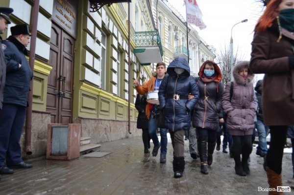 На луцькому Євромайдані міліція ледь не затримала хлопця. ФОТО. ВІДЕО