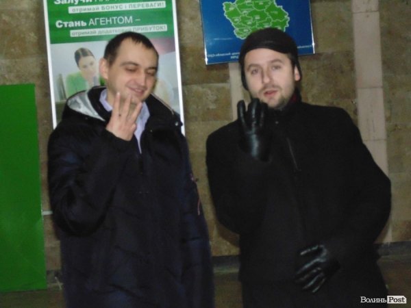 Волинські журналісти показують свободівський символ з трьох пальців