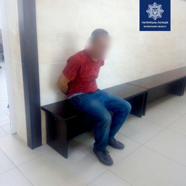 Лаявся, кидався на поліцейську та хотів забрати зброю: у Ковелі затримали агресивного чоловіка. ФОТО