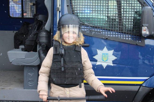 Поліцейські розваги для дітей та «п’яні» окуляри для дорослих: у Луцьку – «Різдво з патрульними». ФОТО