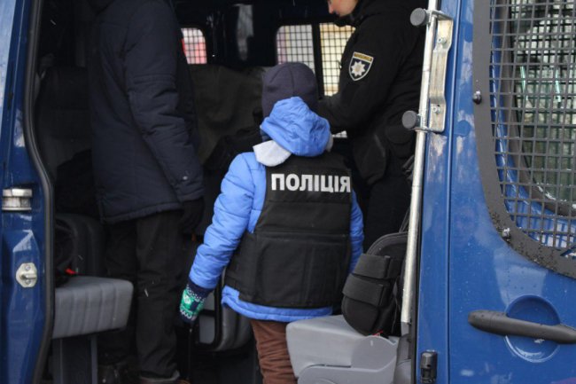 Поліцейські розваги для дітей та «п’яні» окуляри для дорослих: у Луцьку – «Різдво з патрульними». ФОТО