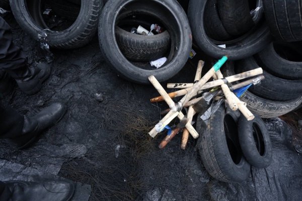 «Солдатські матері» поруйнували хрести за загиблими майданівцями. ФОТО