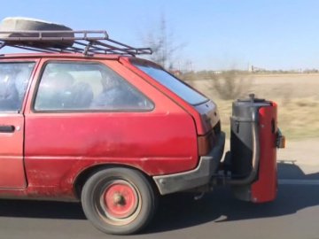 У Луцьку з'явився автомобіль, який їздить на дровах. ВІДЕО