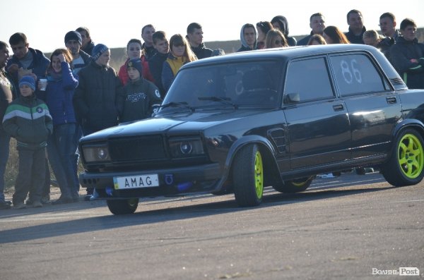 Під Луцьком відбувся чемпіонат з дрег-рейсингу. ФОТО