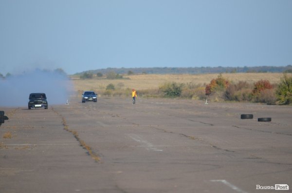 Під Луцьком відбувся чемпіонат з дрег-рейсингу. ФОТО