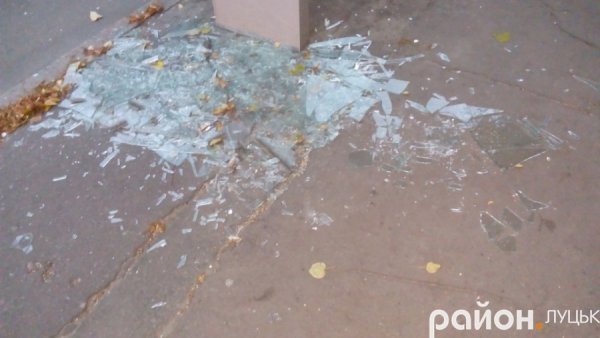 У центрі Луцька розтрощили сіті-лайт. ФОТО