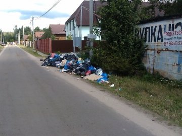 На Волині посеред села-курорту виросла купа сміття. ФОТО