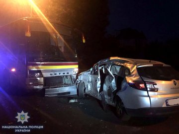 Зіткнення легковика і переповненого автобуса завершилося смертю