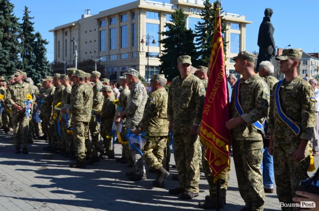 «Вітаємо вдома»:  Луцьк зустрів військових авіаторів. ФОТО