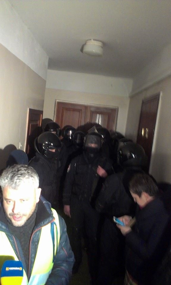 Міліція охороняє суддю Бурбелу , що сховався в кабінеті після оголошення вироку