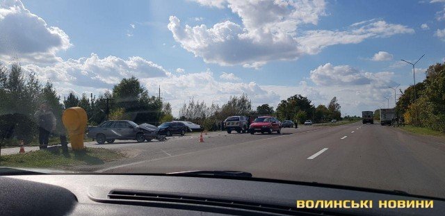 Аварія на Волині: мікроавтобус злетів у кювет. ФОТО