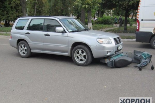 ДТП у Любомлі: атівка збила жінку з дитиною на мопеді. ФОТО
