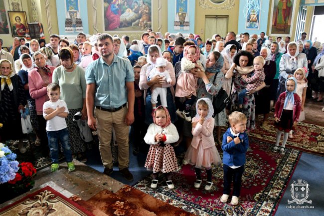 У селі на Волині очільника єпархії УПЦ (МП) Нафанаїла зустріли килимом з квітів і короваєм. ФОТО