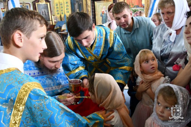 У селі на Волині очільника єпархії УПЦ (МП) Нафанаїла зустріли килимом з квітів і короваєм. ФОТО